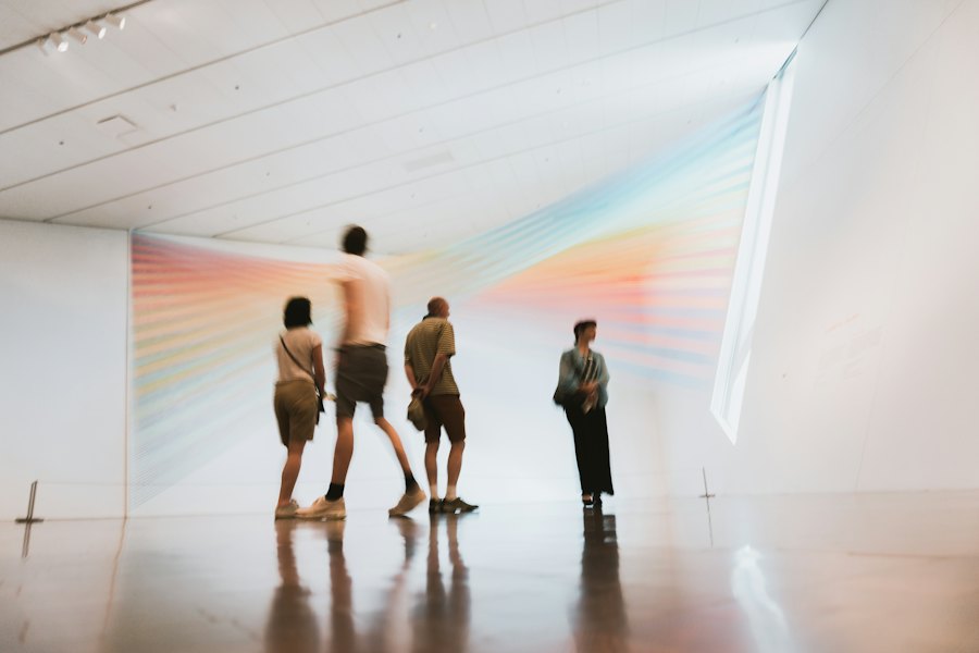 Mehrere Personen in einem weiten, hellen Ausstellungsraum