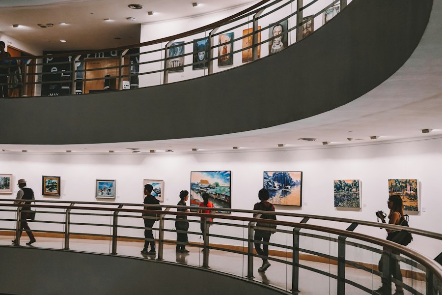 Heller, weiter Ausstellungsraum mit Besuchern in der Ferne