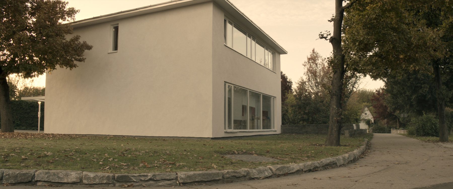 Das Praxisgebäude von außen im warmen Abendlicht