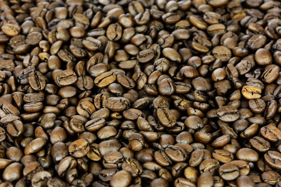 Schale mit Kaffeebohnen und Löffel