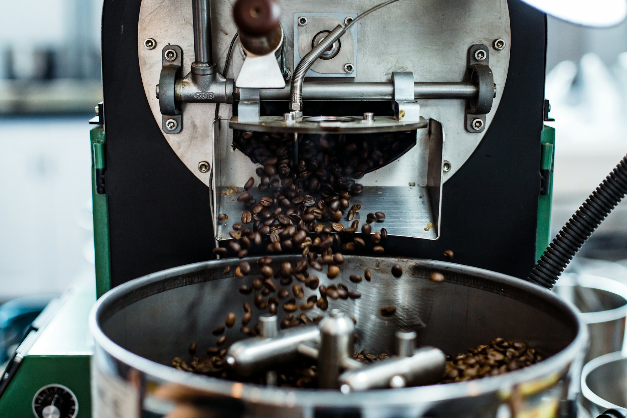 Kaffeebohnen beim Mahlen