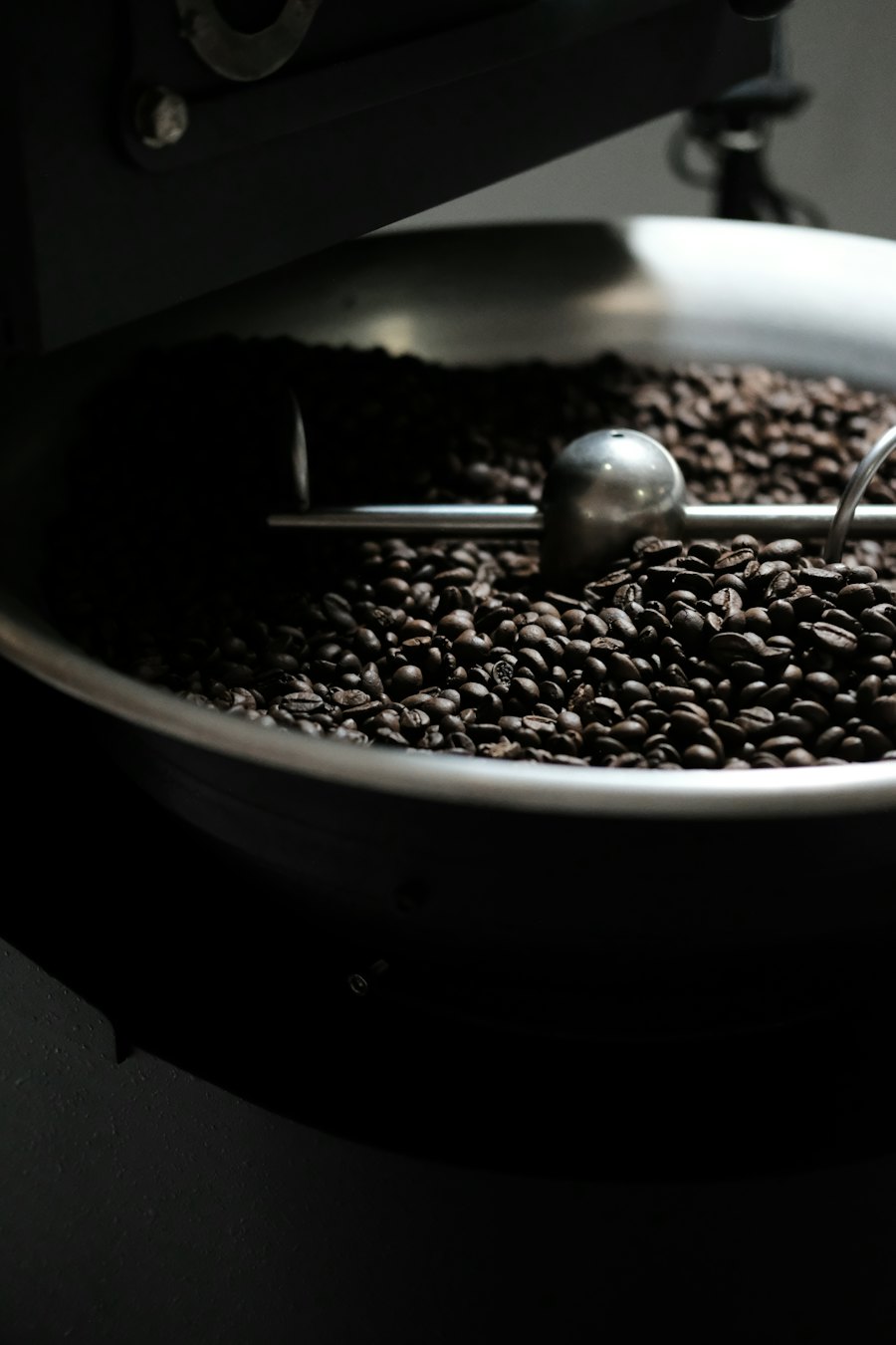 Schale mit Kaffeebohnen und Löffel