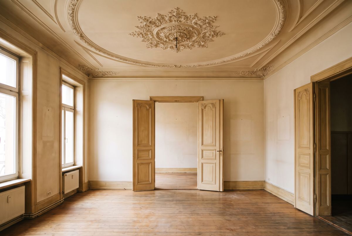 Salon mit Stuckrosette und Fischgrätparkett