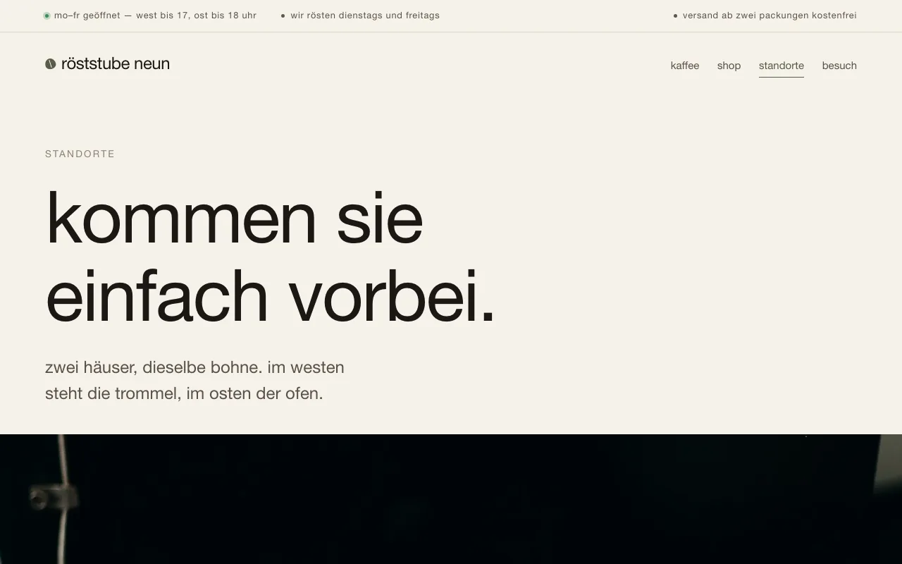Standortseite mit der Zeile „kommen sie einfach vorbei.“ und dem Satz „zwei häuser, dieselbe bohne.“