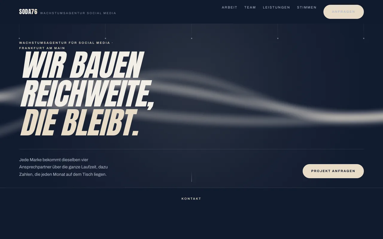 Startseite von SODA76: „Wir bauen Reichweite, die bleibt.“ in Versalien auf dunklem Grund