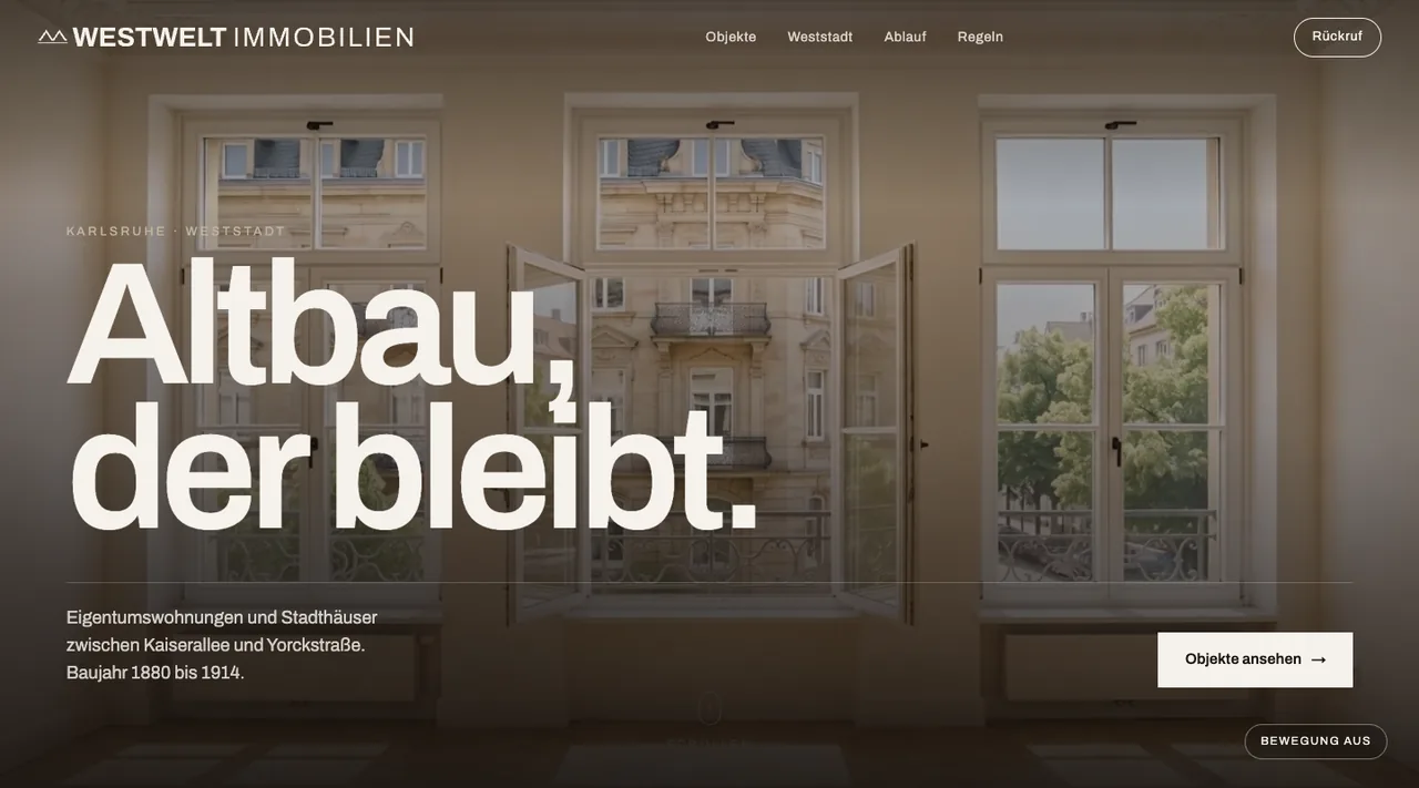 Kopfbereich von Westwelt Immobilien mit der Zeile „Altbau, der bleibt.“ über einem Altbauzimmer mit hohen Fenstern